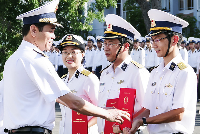 Chuẩn Đô đốc Chu Ngọc Sáng trao quyết định của Bộ Quốc phòng công nhận giảng viên giỏi cấp bộ cho các giảng viên.