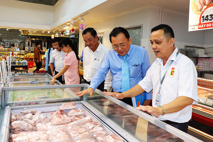 Ông Lê Hữu Hoàng thăm siêu thị Big C Nha Trang.  