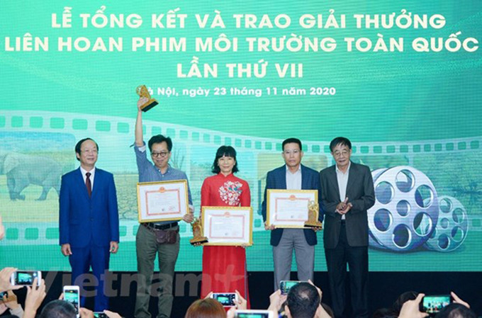 Các tác giải, nhóm tác giả nhận giải A Liên hoan phim môi trường toàn quốc lần thứ 7. (Ảnh: Hoàng Minh)