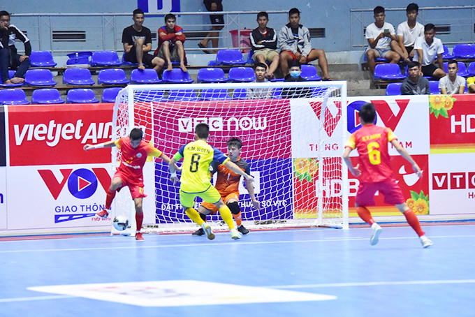 Pha đánh gót ghi bàn của Phùng Trọng Luân vào lưới đội bóng Cao Bằng, góp phần mang về trận thắng 5-1 cho đội bóng phố biển.
