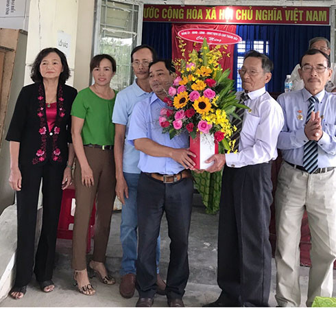 Lãnh đạo xã Cam Thành Bắc tặng hoa chúc mừng câu lạc bộ