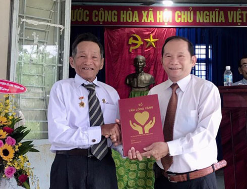 Ông Lê Xuân Hạnh - Trưởng Ban đại diện Hội Người cao tuổi tỉnh trao sổ tấm lòng vàng cho câu lạc bộ