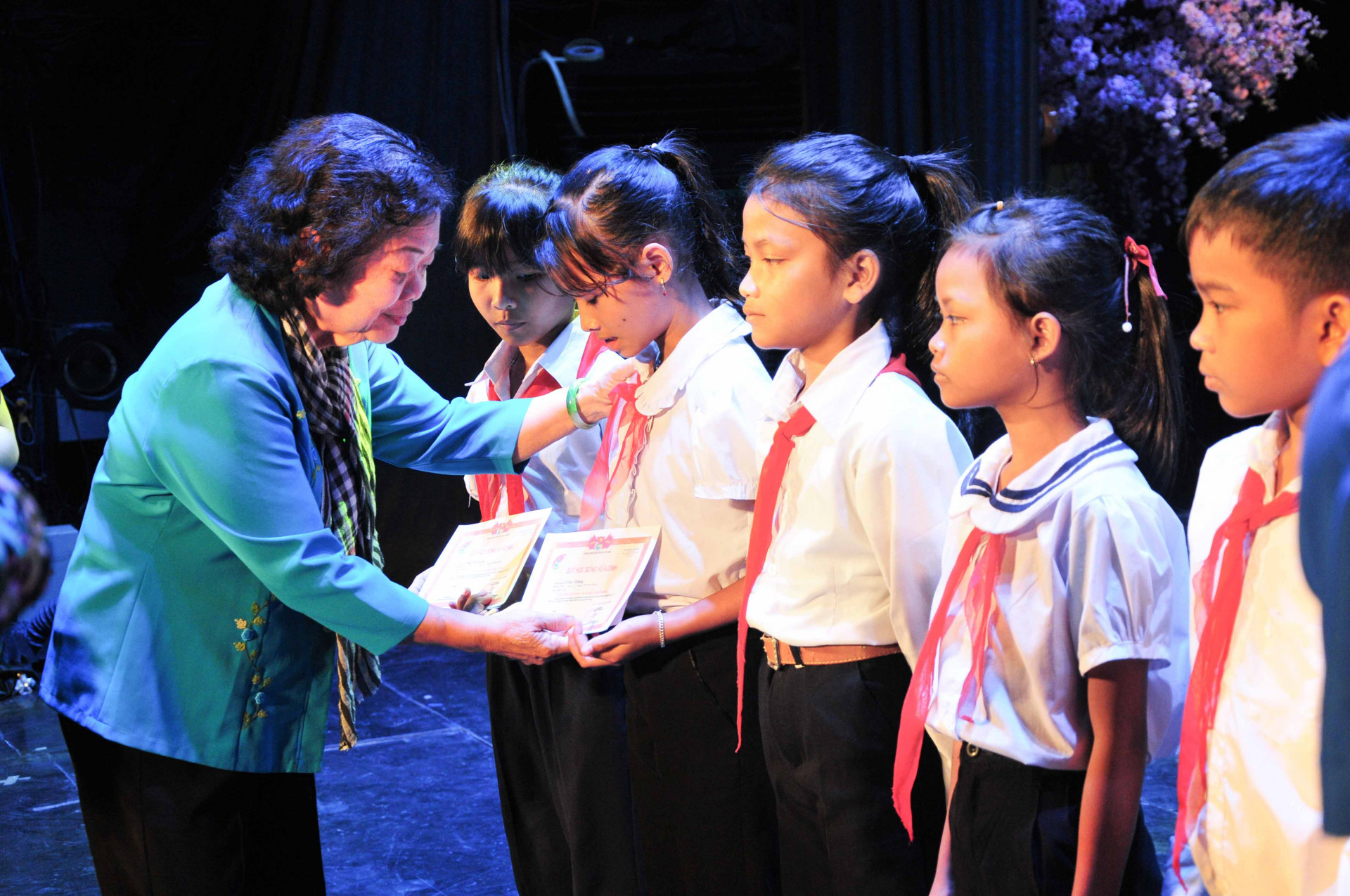 Bà Trương Mỹ Hoa trao học bổng cho các học sinh
