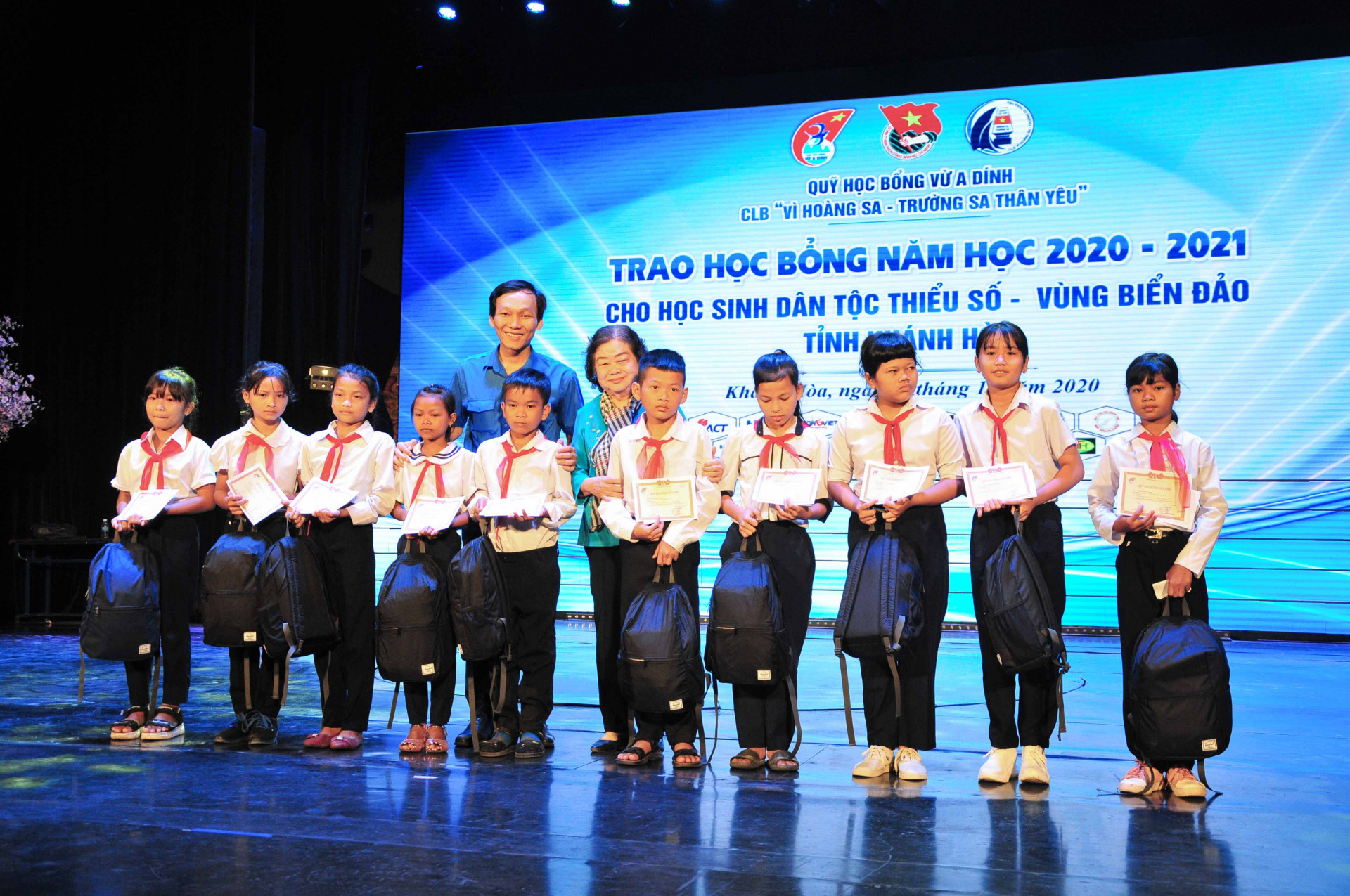 Bà Trương Mỹ Hoa cùng lãnh đạo Tỉnh đoàn trao học bổng cho các học sinh