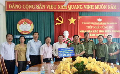 - Đại tá Nguyễn Văn Ngàn - Phó Giám đốc Công an tỉnh trao ủng hộ đồng bào miền Trung