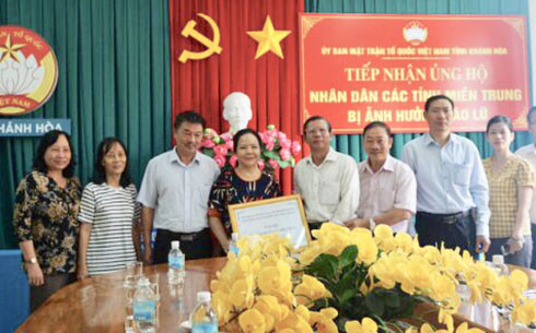 Bà Hoàng Thị Hợp - Chủ nhiệm Câu lạc bộ Thiền định Hương Sen Nha Trang trao ủng hộ đồng bào miền Trung