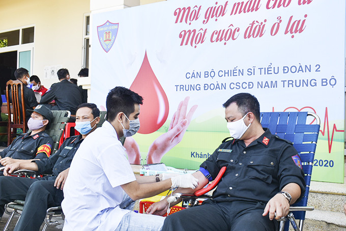 Chiến sĩ công an tham gia hiến máu tình nguyện. 