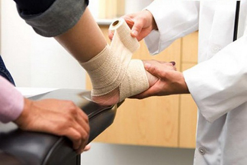 Viêm khớp cổ chân có thể xảy ra do chấn thương.