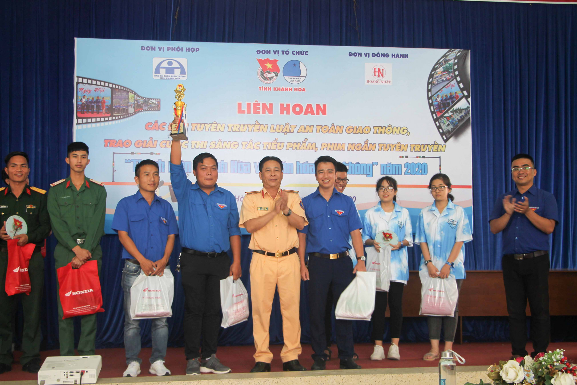 Ban tổ chức trao giải cho các đội tham gia Liên hoan các đội tuyên truyền luật an toàn giao thông