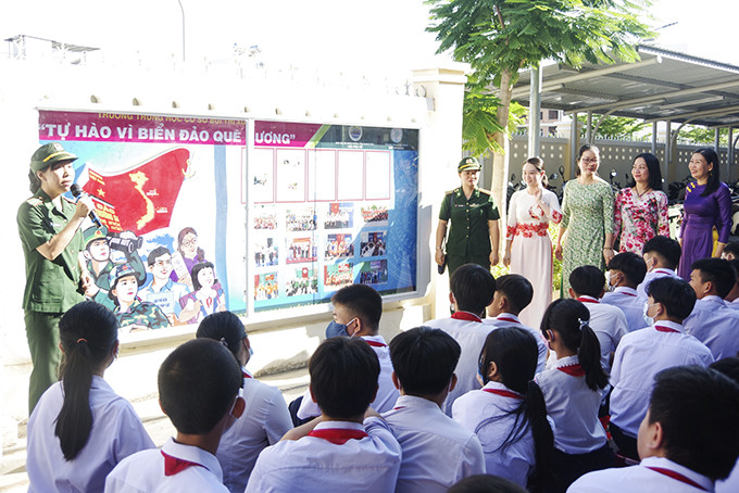 Hội Phụ nữ Bộ đội Biên phòng tỉnh tuyên truyền về chủ quyền biển đảo cho học sinh.