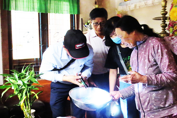 Kiểm tra sốt xuất huyết ở nhà dân huyện Cam Lâm.