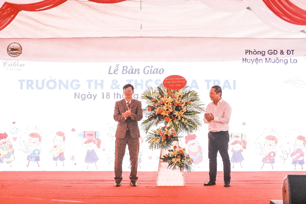 Ông Lê Anh Đức (bên phải)  -  Chủ tịch HĐQT Tập đoàn Cá tầm Việt Nam tặng hoa chúc mừng trường.