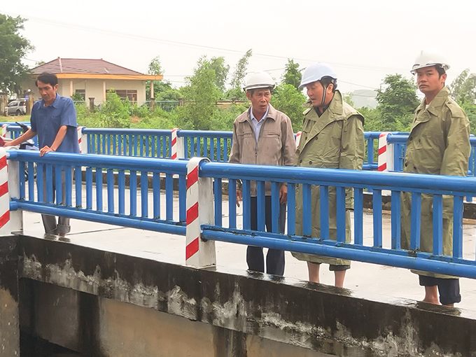 Ông Lê Tấn Bản kiểm tra việc ứng phó mưa lũ tại hồ chứa nước Suối Dầu