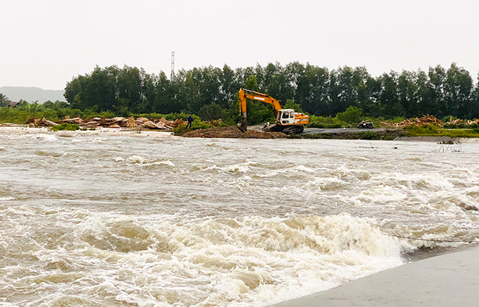Một đoạn đường bị nước lũ băng qua, chia cắt tại xã Ninh Sơn, Ninh Hòa vào chiều 29-11