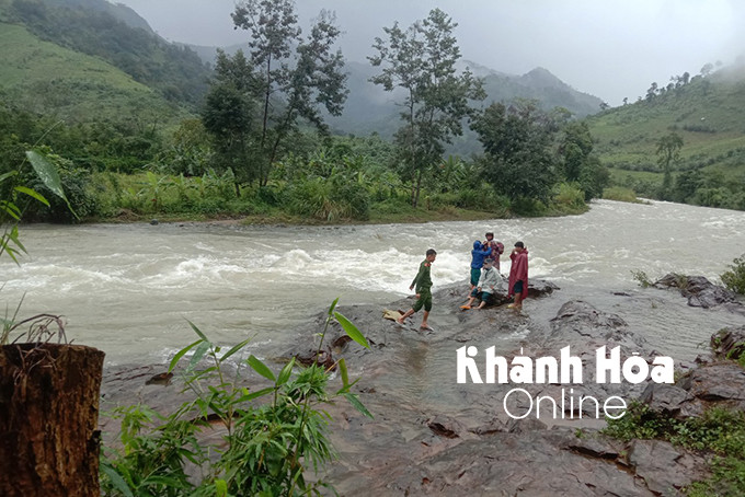 Mực nước dâng cao khiến lực lượng cứu hộ huyện Khánh Sơn vẫn chưa tiếp cận được với đoàn khách du lịch.
