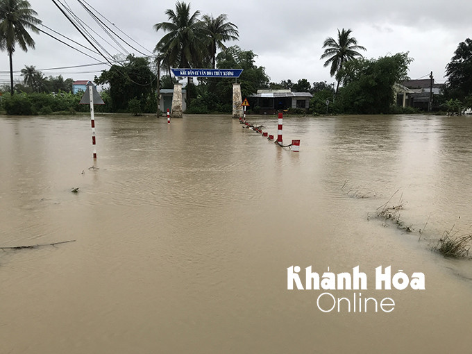 Một tuyến đường tại thôn Hội Xương, xã Suối Hiệp bị ngập sâu.