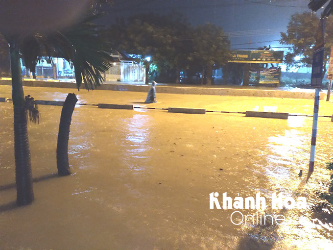 Đại lộ Nguyễn Tất Thành đoạn thuộc thôn Phước Trung bị ngập sâu.