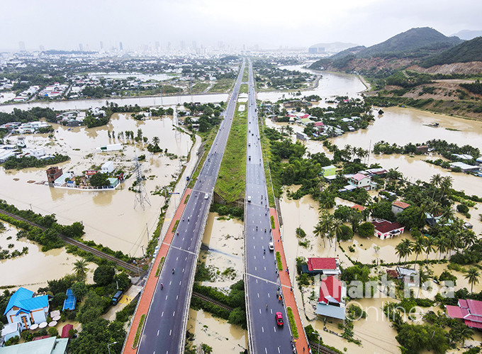 Dọc đường Võ Nguyên Giáp các khu dân cư bị ngập sâu trong nước.