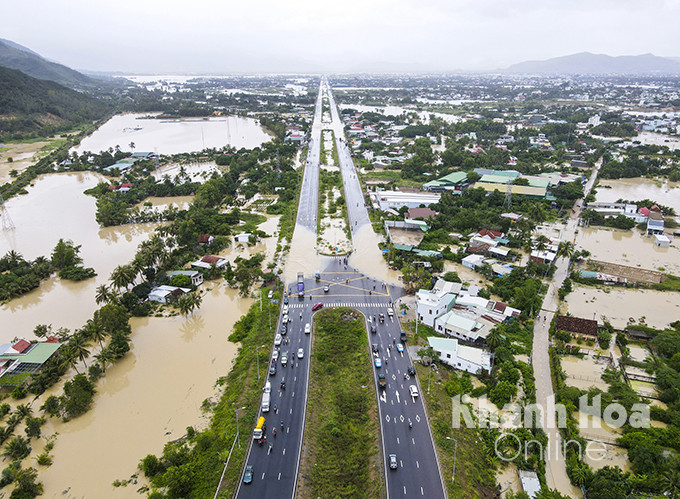 Đường Võ Nguyên Giáp - tuyến đường có quy mô lớn nối Nha Trang - Diên Khánh cũng chìm trong biển nước.