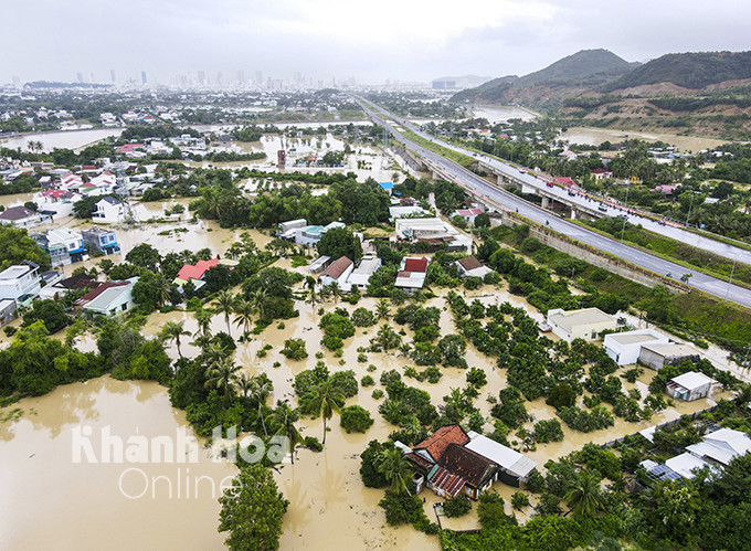 Một khu dân cư dọc tuyến Võ Nguyên Giáp bị ngập sâu.