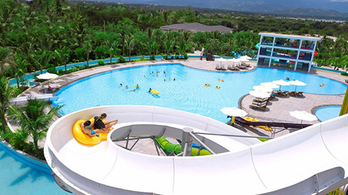 Một trong những ấn tượng đặc biệt tại Cam Ranh Riviera Beach Resort & Spa là khu công viên nước miễn phí với trang thiết bị tiêu chuẩn quốc tế.