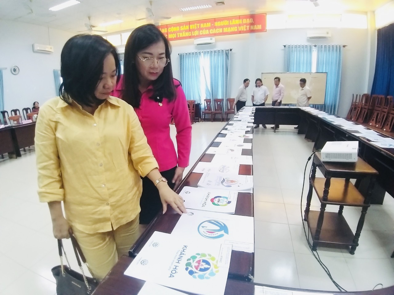Lãnh đạo Sở Du lịch và Báo Khánh Hòa xem các tác phẩm dự thi biểu trưng (logo) du lịch Nha Trang - Khánh Hòa