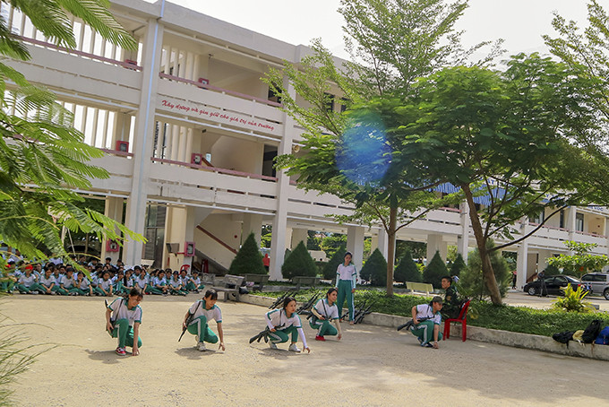 Thực hành môn Giáo dục quốc phòng và an ninh tại Trường THPT Phạm Văn Đồng. 