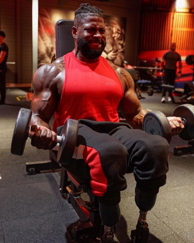 Khiếm khuyết cơ thể không ngăn cản John-Augustin sống với đam mê thể hình và vươn lên hàng ngũ lực sĩ thể hình hàng đầu thế giới. Ảnh: Instagram / BionicBody