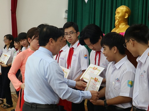 Ông Trần Nguyên Lập – Trưởng Phòng Giáo dục và Đào tạo TP. Nha Trang trao giấy khen cho các học sinh. 