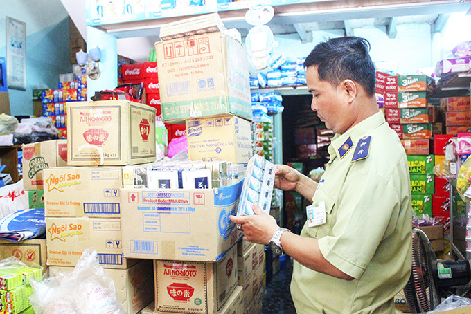 Lực lượng Quản lý thị trường kiểm tra việc kinh doanh,  buôn bán thuốc lá tại một cửa hàng tạp hóa ở TP. Nha Trang.