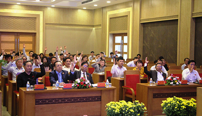 Đại biểu HĐND tỉnh biểu quyết thông qua nghị quyết