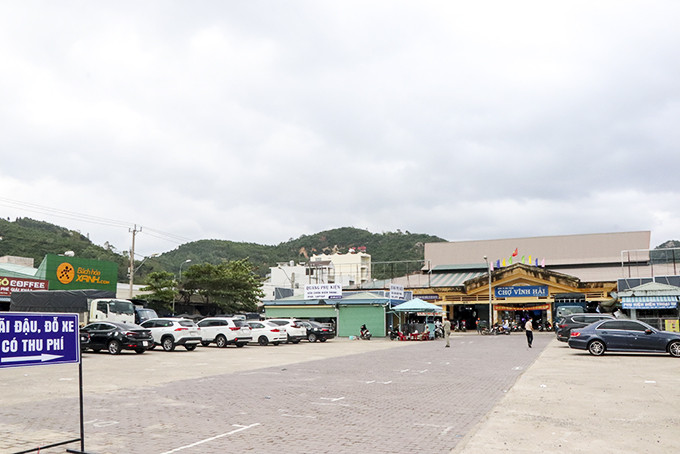 Bãi đỗ xe trước chợ Vĩnh Hải.