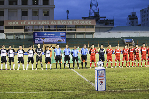 Hai đội bóng U21 chủ nhà Khánh Hòa (trái) và Công an Nhân dân (phải) trong trận đấu ngày khai mạc.