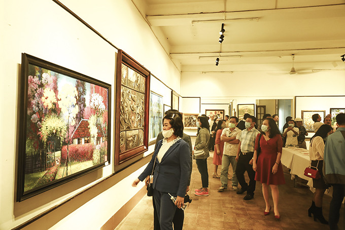 Công chúng yêu mỹ thuật xem các tác phẩm tại triển lãm mỹ thuật Khánh Hòa chào năm mới - 2021.