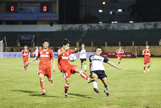 Trận đấu giữa hai đội bóng U21 Khánh Hòa gặp U21 Công an nhân dân trên sân 19-8 Nha Trang.      
