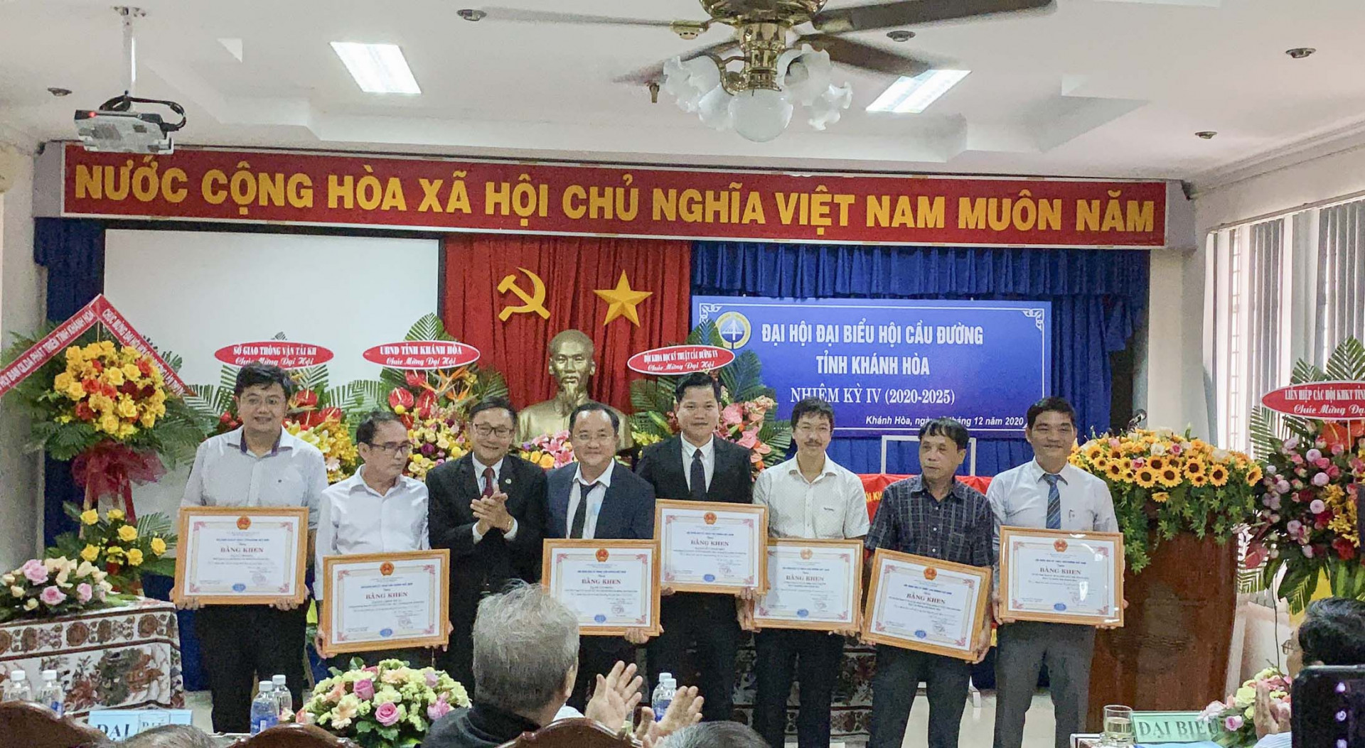 Các tập thể, cá nhân xuất sắc được Hội Kỹ thuật cầu đường Việt Nam khen thưởng.