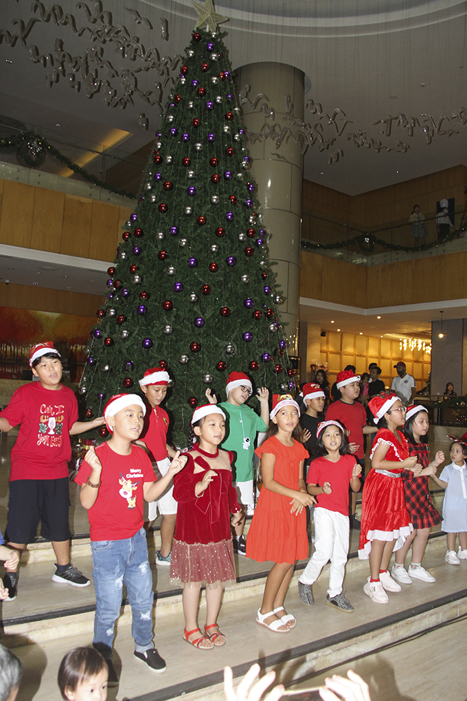 Tiết mục hát múa chào đón mùa Giáng sinh của các em thiếu nhi đến từ Trường Quốc Tế KidsCastle