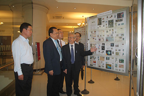  Lê Hữu Hoàng (thứ 2 từ trái qua) tham quan triển lãm.