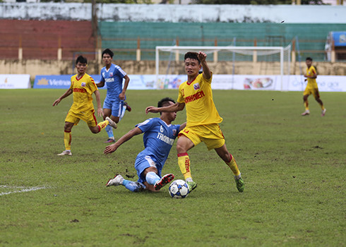 Trận đấu giữa U21 Phố Hiến (áo xanh) và U21 Sông Lam Nghệ An (áo vàng)