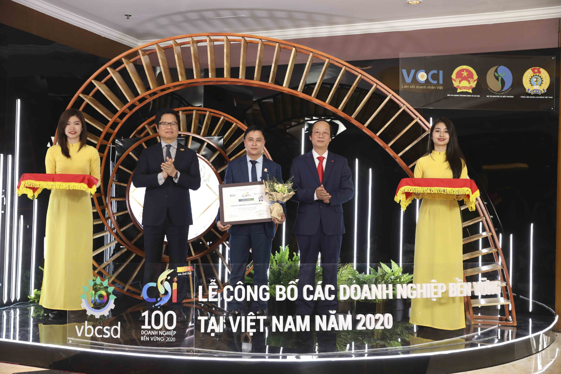  Đại diện Công ty Yến sào Khánh Hòa nhận chứng nhận CSI năm 2020