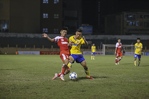 Trận đấu giữa U21 Khánh Hòa (áo đỏ) và U21 Đồng Tháp (áo vàng).