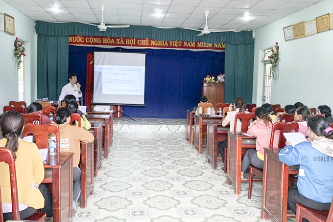 Một buổi tuyên truyền về bảo hiểm xã hội tự nguyện cho đồng bào dân tộc thiểu số huyện Khánh Sơn.