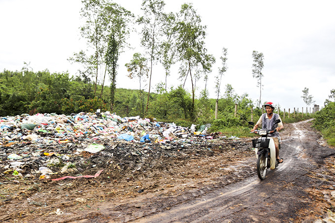 Khu vực bãi rác xã Ninh Hưng.