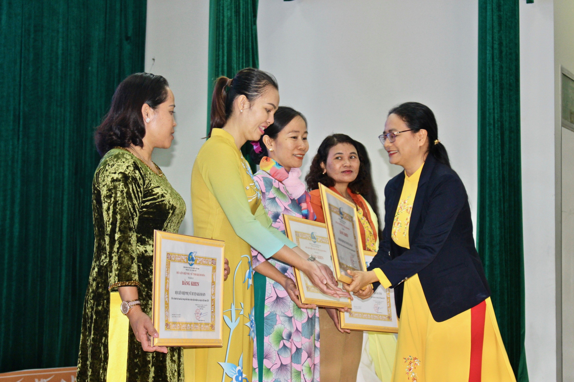 Bà Nguyễn Hoàng Văn Hạ trao bằng khen cho đại diện các tập thể cho các cấp Hội LHPN 