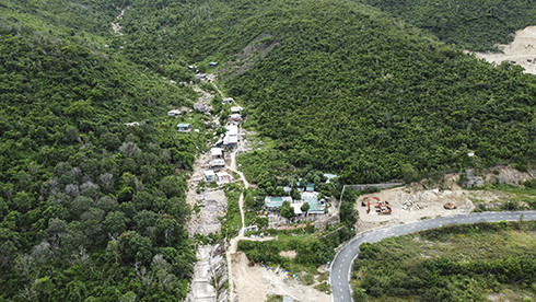 zzHàng chục hộ sống trên núi nhiều năm nay đi qua đất dự án Khu biệt thự Nha Trang Sea Park.