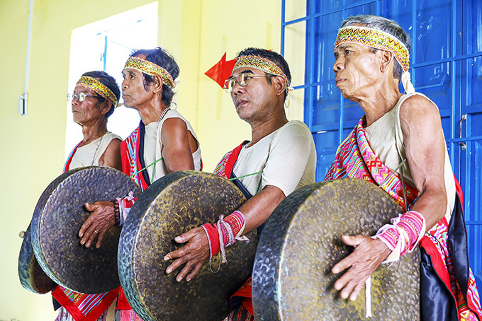 Đồng bào Ê Đê ở xã Ninh Tây biểu diễn hòa tấu nhạc cụ cồng chiêng.  