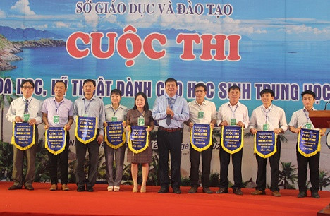 Ông Võ Hoàn Hải - Giám đốc Sở Giáo dục và Đào tạo trao cờ lưu niệm cho các đơn vị. 