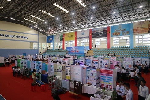 Cuộc thi được tổ chức tại nhà thi đấu Trường Đại học Nha Trang. 