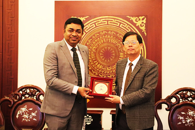 Ông Nguyễn Tấn Tuân trao quà lưu niệm cho ngài Tổng Lãnh sự Ấn Độ. 