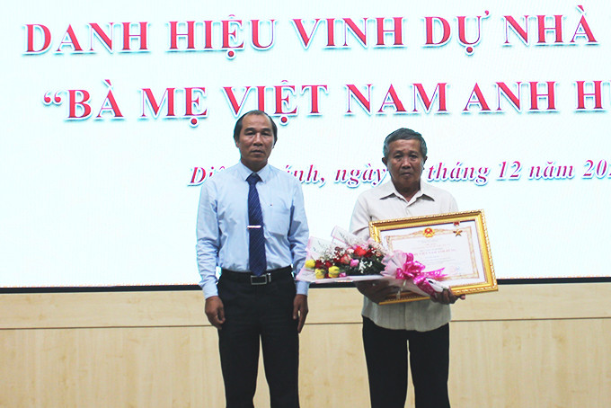Ông Nguyễn Văn Gẩm - Chủ tịch UBND huyện Diên Khánh  trao danh hiệu Bà mẹ Việt Nam anh hùng cho thân nhân mẹ Nguyễn Thị Bồi.